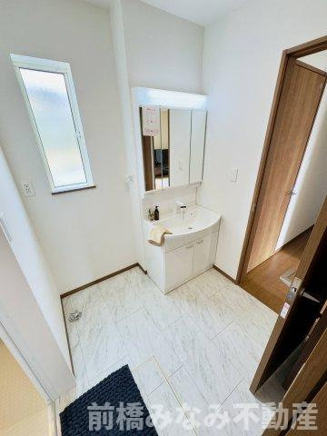 高崎市下佐野町4期　限定1棟　ハートフルタウン　新築建売の独立洗面台|朝の支度にも助かる、独立の洗髪洗面化粧台