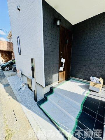 前橋市三河町１丁目　限定1棟　ハートフルタウン　新築建売の玄関|明るい玄関です