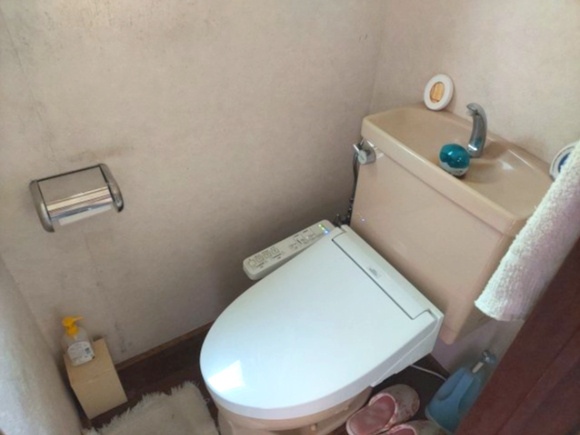 売中古戸建　静岡市葵区東1丁目のトイレ|トイレに窓があるので、採光・換気ができます。窓を開けて新鮮な空気を取り入れられるため、清潔で快適な空間になりますね！
