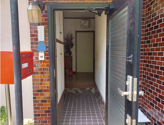 売中古戸建　静岡市葵区東1丁目の玄関|玄関から居室が見えないので、プライバシーが守られます。また、備え付けの靴箱があります。