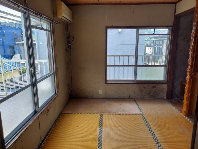 売中古戸建　静岡市葵区東1丁目の和室|窓が2面にあります。バルコニーにつながっており、風通しがよいお部屋です。