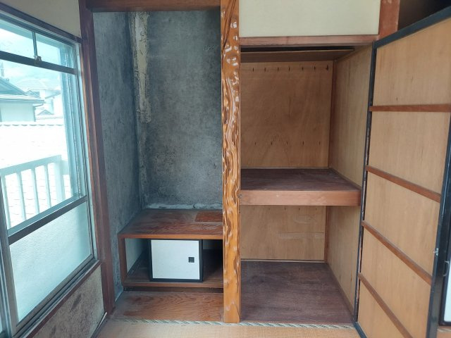 売中古戸建　静岡市葵区東1丁目の収納|2階和室の物入と棚です。たくさん収納できますね。