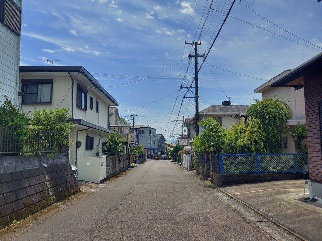 売中古戸建　静岡市葵区東1丁目の前面道路含む現地写真|閑静な住宅街です。前面道路が5ｍ以上あるので駐車も楽にできそうですね。