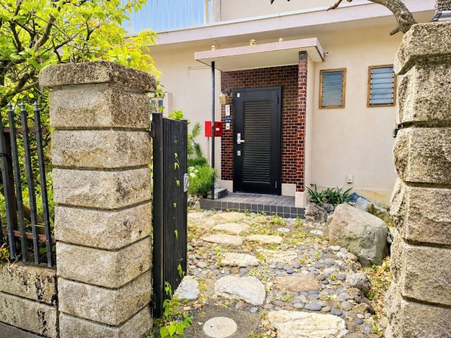 売中古戸建　静岡市葵区東1丁目の玄関|玄関には庇があり雨天時の出入りは濡れにくいです。少しだけ地面から高くなっているので、外からの汚れや湿気・砂ぼこりを室内に入りにくくします！