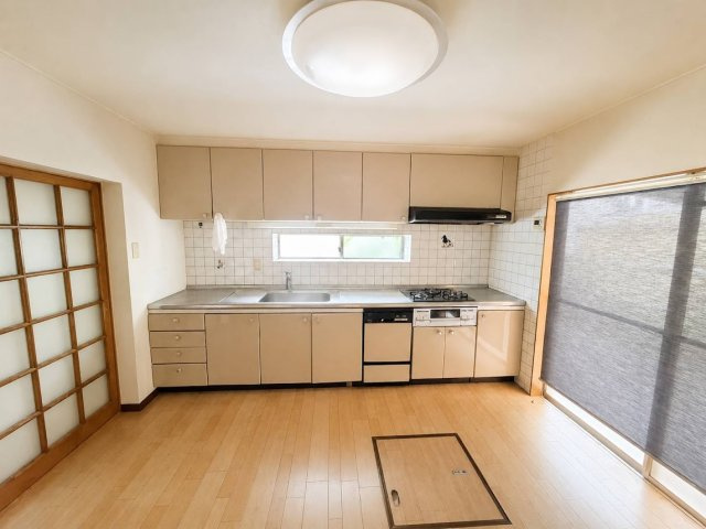 売中古戸建　静岡市葵区東1丁目のキッチン|壁付けのシステムキッチンですので、空間を広く使えます。また家事動線が短いので効率よくお料理もできそうですね♪収納もたくさんあります。