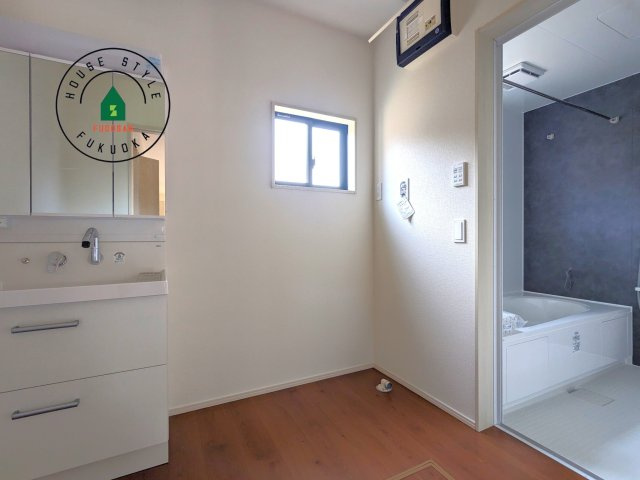 糟屋郡須恵町大字須恵第23-2棟（1号棟）の内観：施工例|ゆとりの洗面スペースで朝の身支度もスムーズに。暮らしを快適に変えるシャワー付洗面台です！