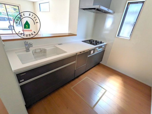 糟屋郡須恵町大字須恵第23-2棟（1号棟）の内観：施工例|ダイニングテーブルへの配膳がラクラク、お料理はかどるカウンター付きシステムキッチン！