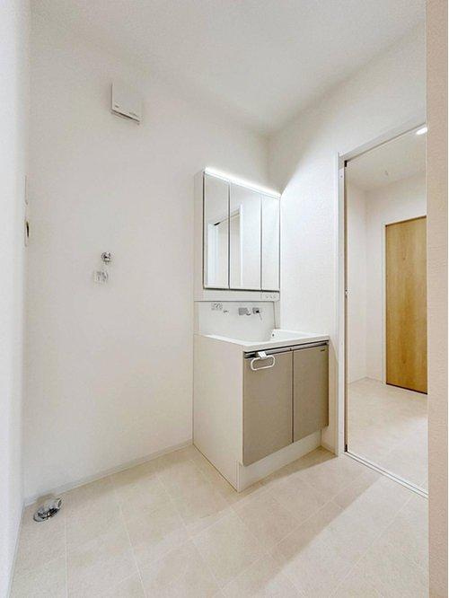 北大河町 No.3の洗面所|シャワー付き洗面化粧台☆
洗面台にシャワー機能が付いたもので、シャンプーなども行える多機能洗面台です。また、顔や手を洗うためだけではなく、シャワー付き洗面台を使えば手洗い洗濯などでも利用できます♪