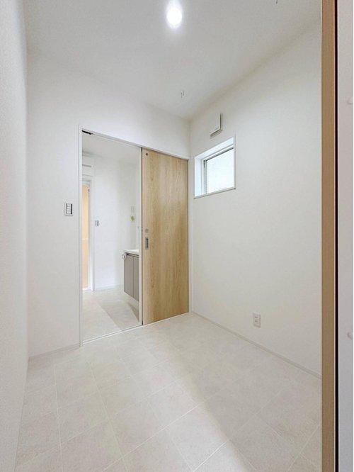 北大河町 No.3の内装|洗面所の横に設けられたランドリールーム☆
2階まで洗濯物を持って上がることなく干せるのでとても便利です♪