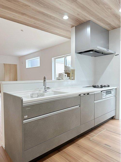 北大河町 No.3のキッチン|人造大理石天板使用のシステムキッチン☆
人造大理石天板は水垢が付きにくく汚れが落ちやすいのでお手入れも楽ちんです♪