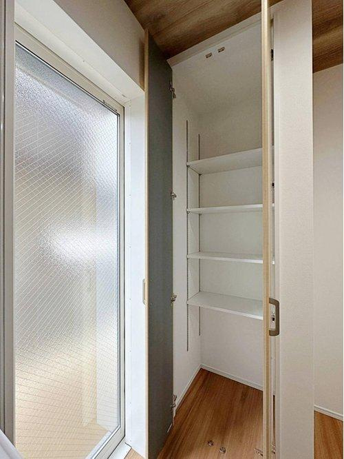 北大河町 No.3の収納|キッチンパントリー収納☆
キッチンで使う小物や食材のストックなどを収納でき、キッチン回りもスッキリとします♪