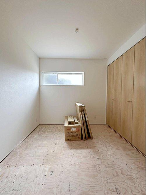 北大河町 No.3のその他|リビングに併設された4.5帖の和室☆
リビングに併設されているので来客用の寝室やお子様の遊び場に最適です♪