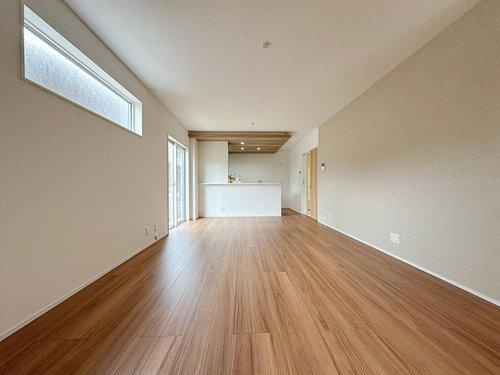 北大河町 No.3の居間・リビング|17.4帖の広々としたリビング☆
完成済のため365日ご案内可能♪
「今日見たい」にも対応します！