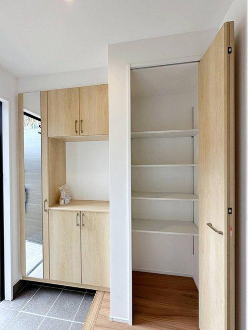 北大河町 No.3の収納|玄関収納☆
大容量の姿見付きシューズボックスに加え可動棚付きの収納もあります♪