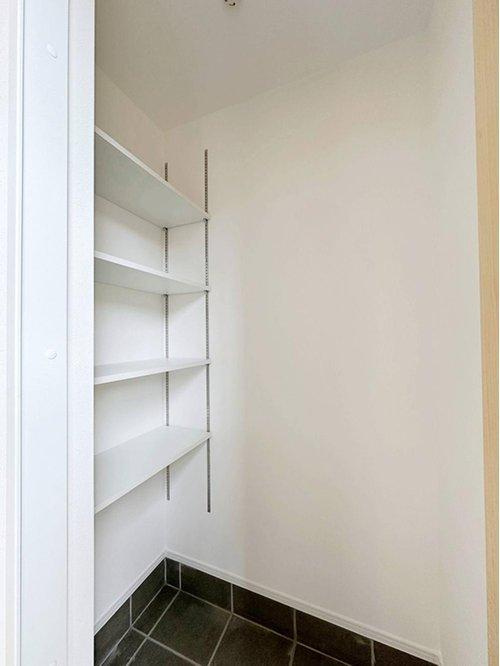 北大河町 No.3の収納|シューズインクローク☆可動棚で好きな高さに調整可能！靴だけでなく外で使う用具やお子様のおもちゃなども帰ってきてそのまま収納することができます♪