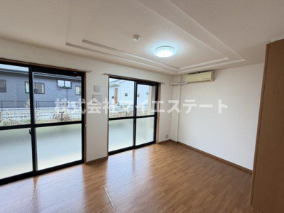 【居間・リビング】 | ロイヤルハイツ | 別部屋写真