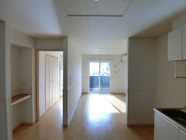 ＳＴＡＲＲＹ　ＮＯＯＮ　Ⅱ（スターリーヌーン）の居間・リビング|イメージ102号室の写真（反転あり）