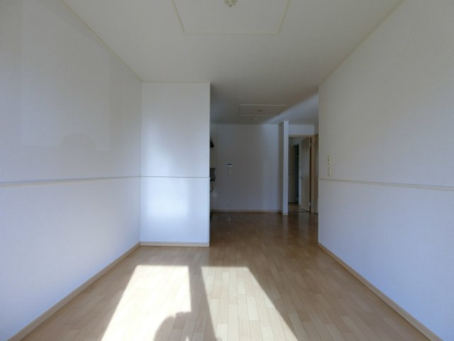 ＳＴＡＲＲＹ　ＮＯＯＮ　Ⅱ（スターリーヌーン）の居間・リビング|イメージ102号室の写真（反転あり）