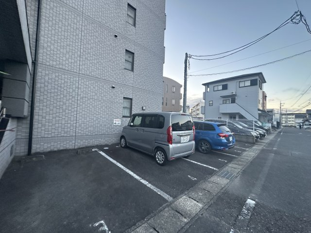 ラ・シャームの駐車場