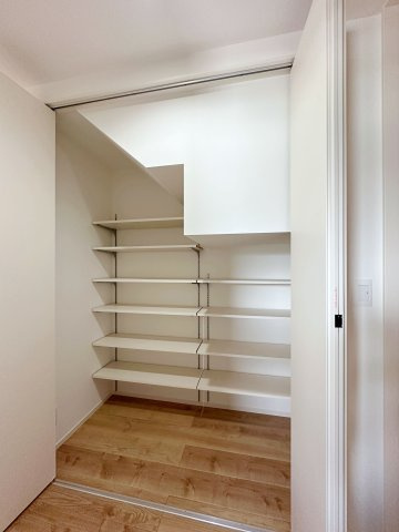 廿日市市阿品4丁目 No.1の収納|1階廊下収納☆
可動棚のため好きな高さに調整可能です♪