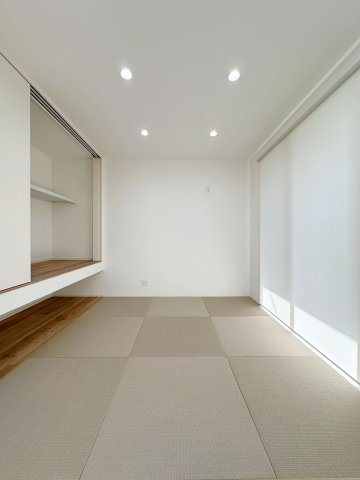 廿日市市阿品4丁目 No.1の和室|リビングに併設された4.5帖の畳コーナー☆
リビングに併設されているので来客用の寝室や子供の遊び場に最適です♪