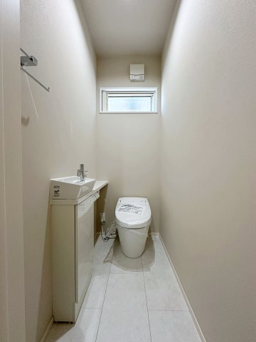 廿日市市阿品4丁目 No.1のトイレ|1階のウォシュレットトイレ☆
自動開閉機能付きの高機能タンクレストイレです♪