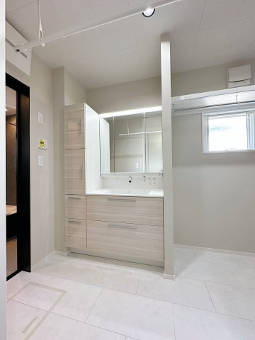 廿日市市阿品4丁目 No.1の洗面所|シャワー付き洗面化粧台☆
収納スペースも豊富にあり、水栓はタッチレスで手をかざすだけで水が出てきます♪