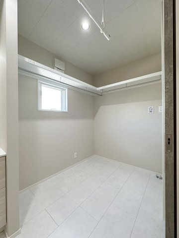 廿日市市阿品4丁目 No.1の収納|洗面所横のランドリースペース兼ウォークインクローゼット☆
着替えやタオルなどを収納しておくのに便利です♪