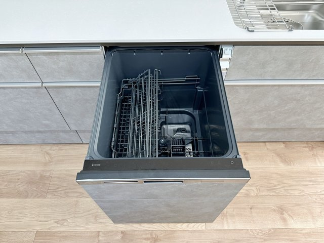 廿日市市阿品4丁目 No.1のキッチン|4人から5人分の食器洗浄乾燥機☆
水道代の節約にもなり、家事の時短もできる優れ物です♪
スライド式で上から全体が見えるため食器の出し入れもスムーズです♪