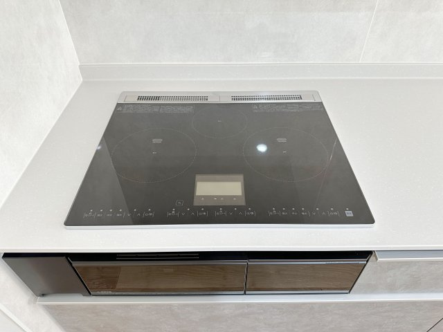 廿日市市阿品4丁目 No.1のキッチン|IHクッキングヒーター☆
火が出ないために安全性も高いと考えられます。タッチパネル式で3口全てIHのハイグレードタイプです♪