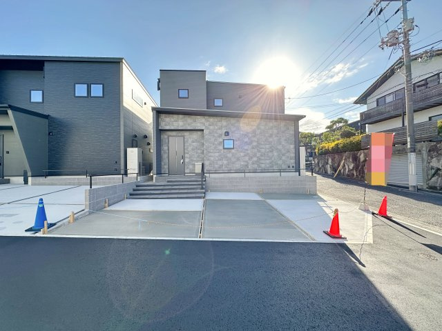 廿日市市阿品4丁目 No.1の駐車場|カースペースは並列3台駐車可能☆
広々とした駐車スペースは来客時も安心です♪