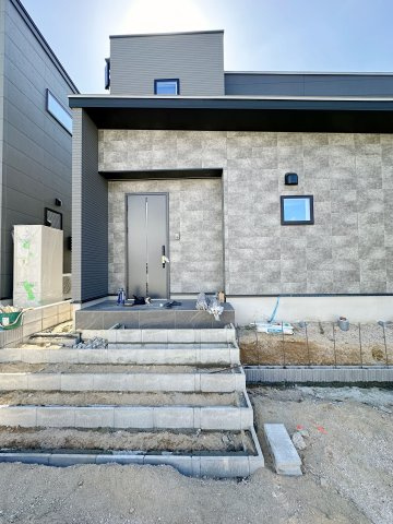 廿日市市阿品4丁目 No.1の玄関|宅配BOX付き玄関ポーチ☆
屋根も付いており、雨が降っても濡れる心配はありません♪