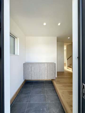 廿日市市阿品4丁目 No.1の玄関|玄関ホールは広く開放的です♪
シューズボックスもありロータイプのためウェルカムカウンターとしても使いやすいです♪