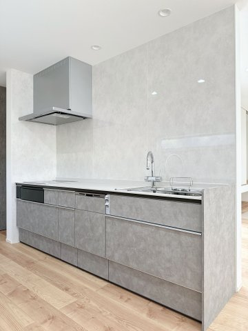 廿日市市阿品4丁目 No.1のキッチン|人造大理石天板使用のシステムキッチン☆
人造大理石天板は水垢が付きにくく汚れが落ちやすいのでお手入れも楽ちんです♪