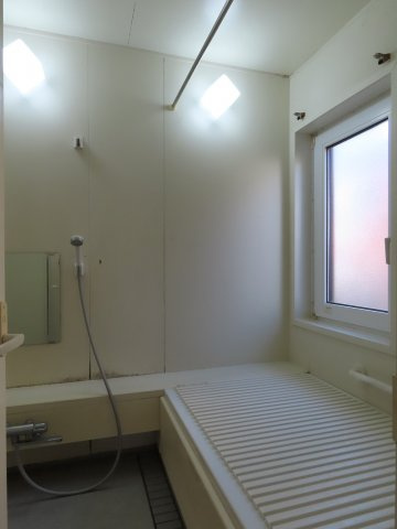 小屋南一丁目　中古住宅の浴室