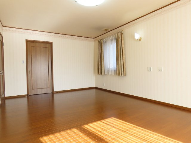 小屋南一丁目　中古住宅の洋室