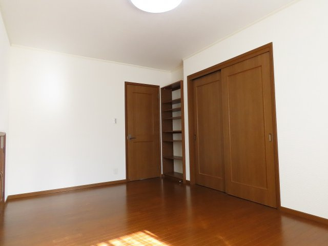 小屋南一丁目　中古住宅の洋室