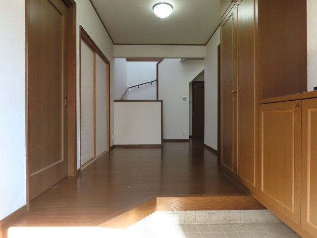 小屋南一丁目　中古住宅の玄関