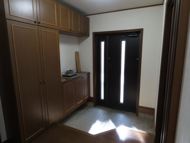 小屋南一丁目　中古住宅の玄関