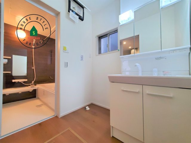 糟屋郡須恵町大字須恵第23-2棟（2号棟）の内観：施工例|ゆとりの洗面スペースで朝の身支度もスムーズに。暮らしを快適に変えるシャワー付洗面台です！