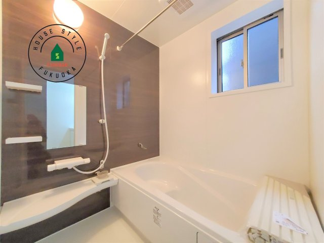 糟屋郡須恵町大字須恵第23-2棟（2号棟）の内観：施工例|1日の疲れを癒してくれる広々バスルーム。雨の日のお洗濯にも大活躍な浴室乾燥機付です！