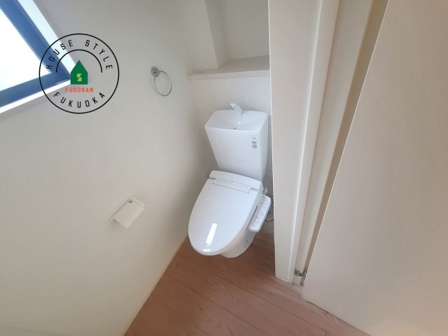 糟屋郡須恵町大字須恵第23-2棟（2号棟）の内観：施工例|温水洗浄便座を完備しております。2ヶ所にトイレがあるのは朝の慌ただしい時間も安心です。