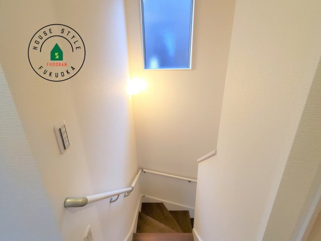 糟屋郡須恵町大字須恵第23-2棟（2号棟）の内観：施工例|階段からも明るい光が入ります。採光や通風も階段の重要な役割です。