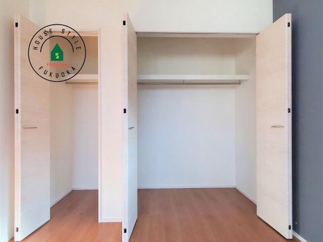 糟屋郡須恵町大字須恵第23-2棟（2号棟）の内観：施工例|洋服や大きな荷物が多い方や人数の多いご家族などは、一般的なクローゼットよりもウォークインクローゼットのほうが使い勝手が良いです。