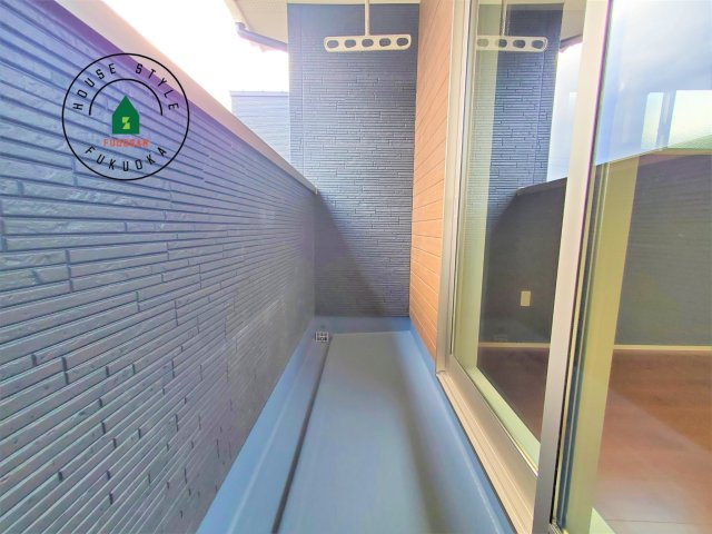 糟屋郡須恵町大字須恵第23-2棟（2号棟）の外観：施工例|風をしっかりと感じられるバルコニーでは、毎日が洗濯日和です。広々としているので洗濯も楽しくなるでしょうし、気分転換にバルコニーからの眺めを楽しむのもいいでしょう。