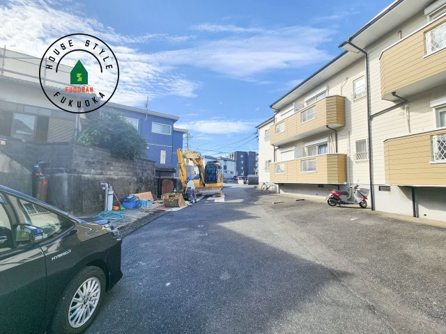 糟屋郡須恵町大字須恵第23-2棟（2号棟）の前面道路含む現地写真|前面道路は閑静な住宅地をはしる車通りの少ない道路。お車の出し入れが苦手なママや小さなお子様にも安心ですね。しっかり舗装もされているので、ベビーカーや自転車で通っても快適に通行できます。