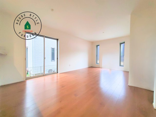 糟屋郡須恵町大字須恵第23-2棟（2号棟）の内観：施工例|ご家族を近くに感じられる対面キッチンのLDK。会話もはずみそうですね。