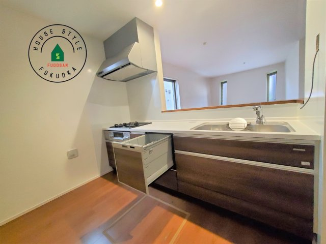 糟屋郡須恵町大字須恵第23-2棟（2号棟）の内観：施工例|ダイニングテーブルへの配膳がラクラク、お料理はかどるカウンター付きシステムキッチン！