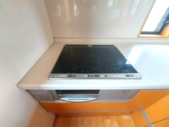 売中古戸建　静岡市葵区松富３丁目のキッチン|お掃除楽々のIHクッキングヒーターです♪

