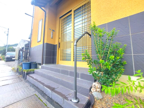 売中古戸建　静岡市葵区松富３丁目の玄関|玄関には手摺りがあり快適な暮らしをサポートします！
